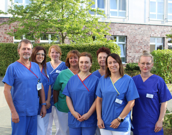 Ärzteteam der Fachabteilung Gynäkologie und Geburtshilfe stehen vor dem Klinikgebäude