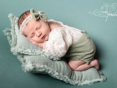 <div class=girl-info-container style=background-color:#f0d2d2;><h4 class=girl>Lotte</h4></div> <div class=girl-info-container style=background-color:#f0d2d2;><h4 class=girl>Lotte</h4></div>