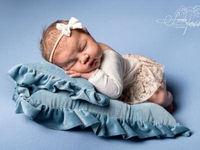 <div class=girl-info-container style=background-color:#f0d2d2;><h4 class=girl>Sandra Dingler</h4></div> <div class=girl-info-container style=background-color:#f0d2d2;><h4 class=girl>Sandra Dingler</h4></div>